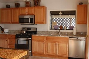 Kylskåp, mikrovågsugn, ugn och spishäll