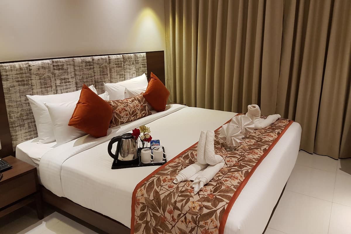 Kamar Double Deluks | Minibar, brankas, meja kerja, dan ruang kerja ramah laptop
