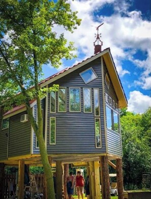 Exterior - Star-Gazer LOTR Treehouse. Mordor corner. (Upsala)