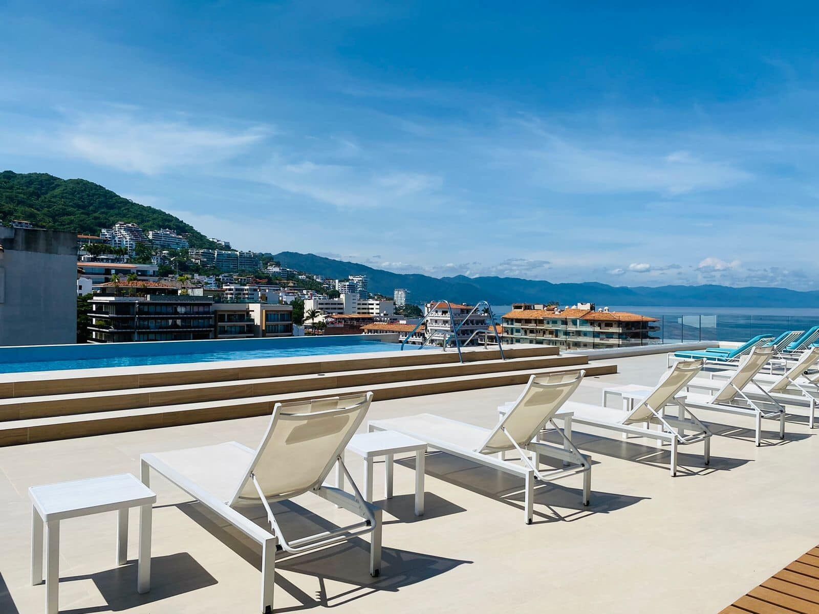 Una piscina al aire libre, una piscina climatizada