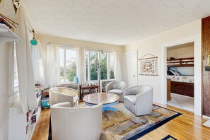 4 bedrooms, iron/ironing board, Internet, bed sheets