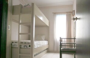 3 bedrooms, iron/ironing board, Internet, bed sheets
