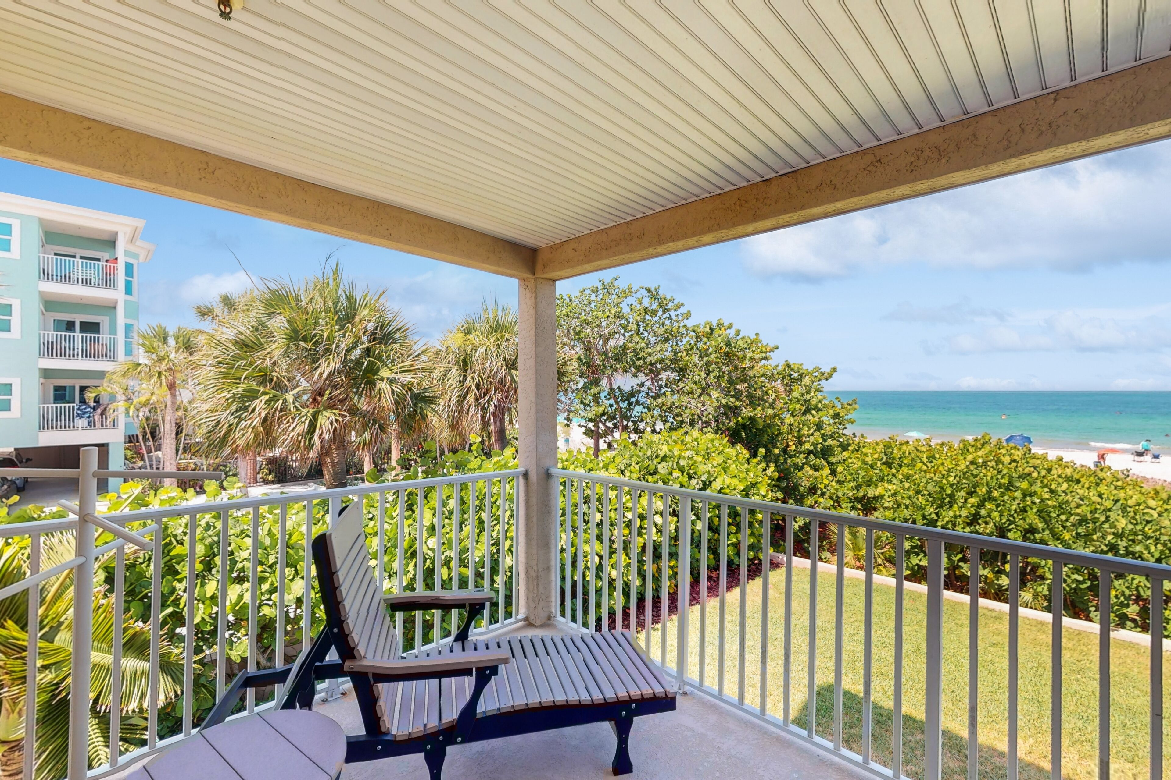 Beachfront corner condo with pool & hot tub - easy access to dining