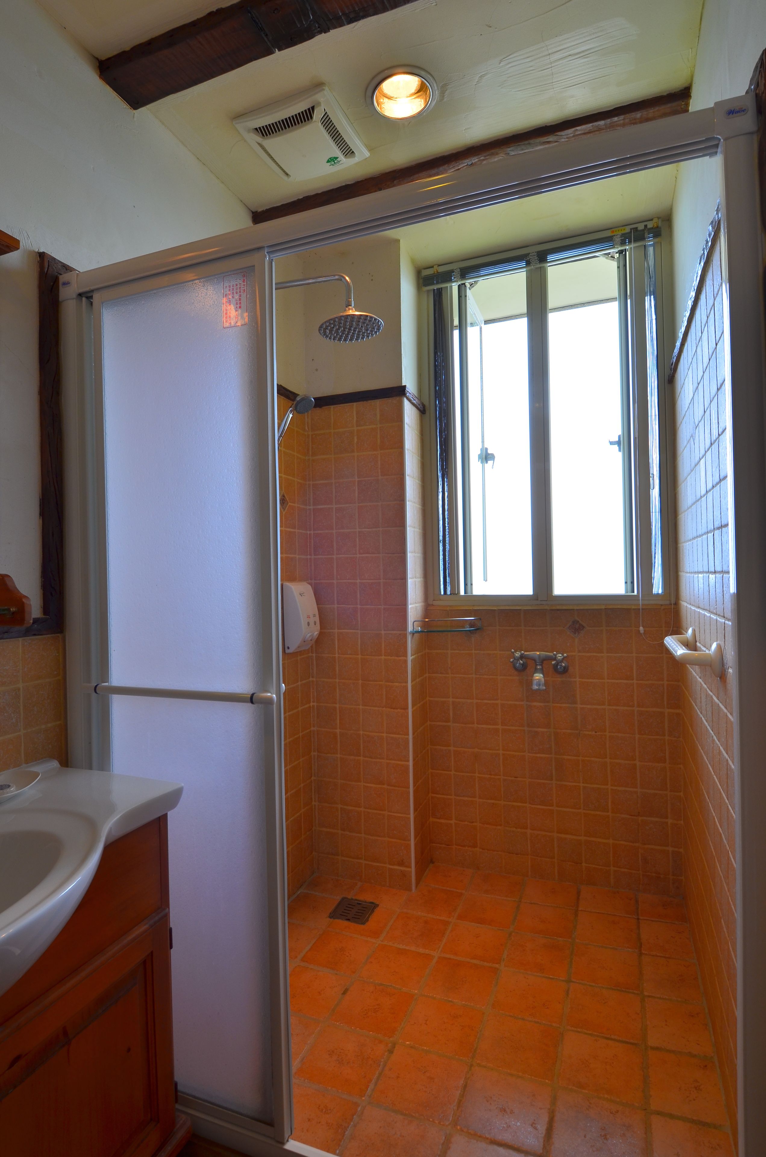 Un baño con ducha, inodoro y lavabo.