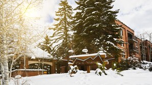 Un edificio cubierto de nieve con un letrero que dice "Park Station" y el número 950.