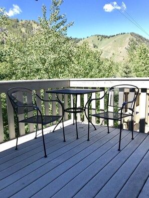 Outdoor dining - Perfect Year Round Rental Within 5 Minute Walk To River Run Gondola. (Ketchum)