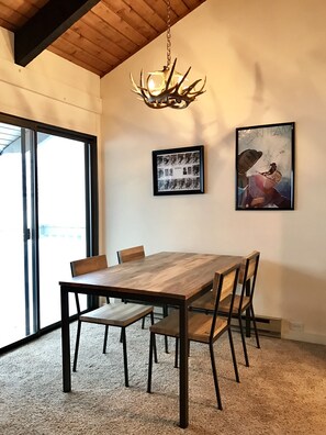 Dining - Perfect Year Round Rental Within 5 Minute Walk To River Run Gondola. (Ketchum)