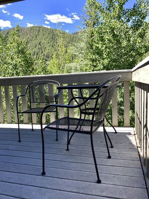 Outdoor dining - Perfect Year Round Rental Within 5 Minute Walk To River Run Gondola. (Ketchum)