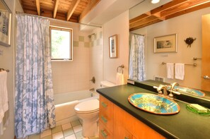 Kombinert dusj/badekar, hårføner, håndklær og såpe