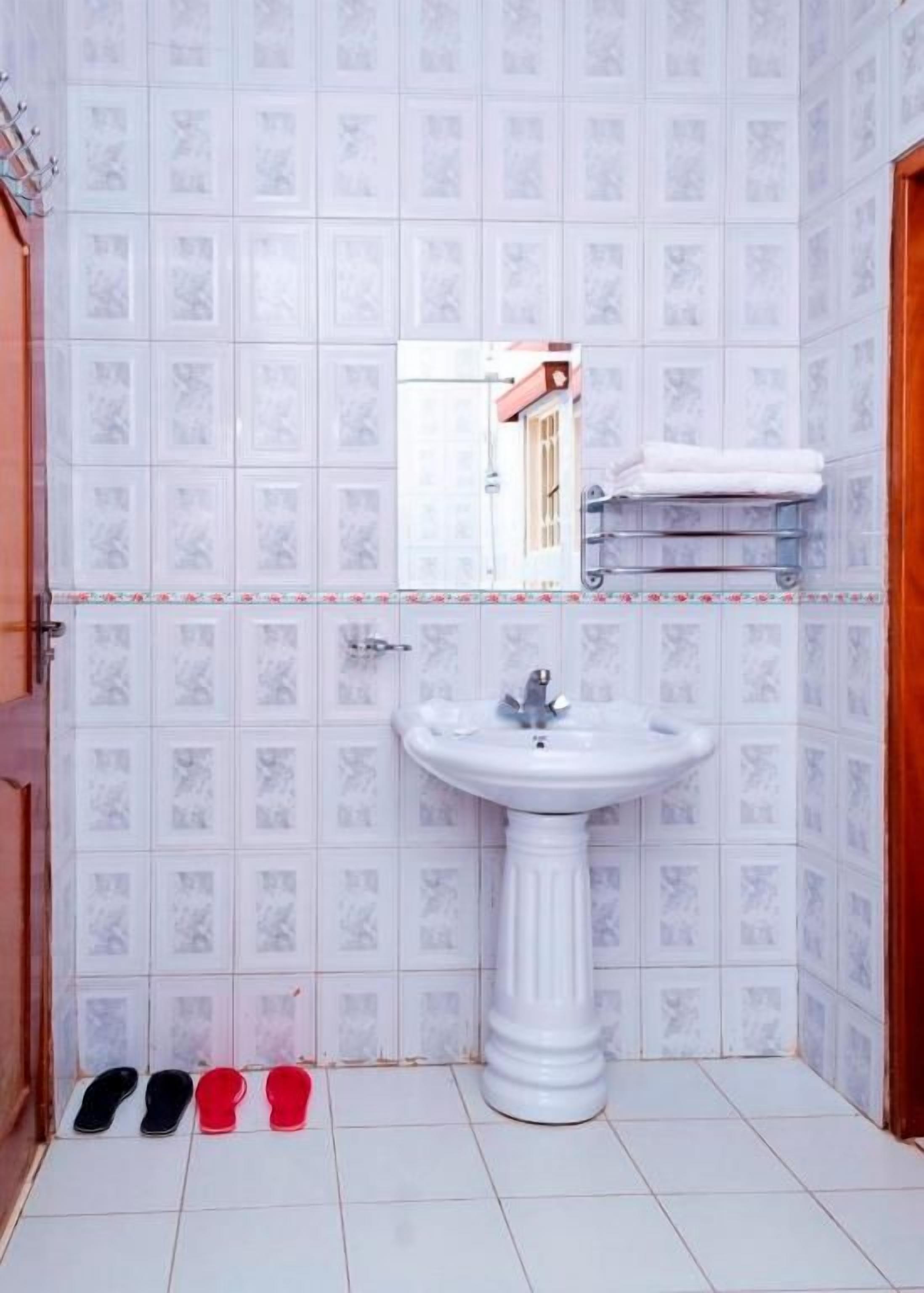Ducha, artículos de higiene personal gratuitos, zapatillas y toallas