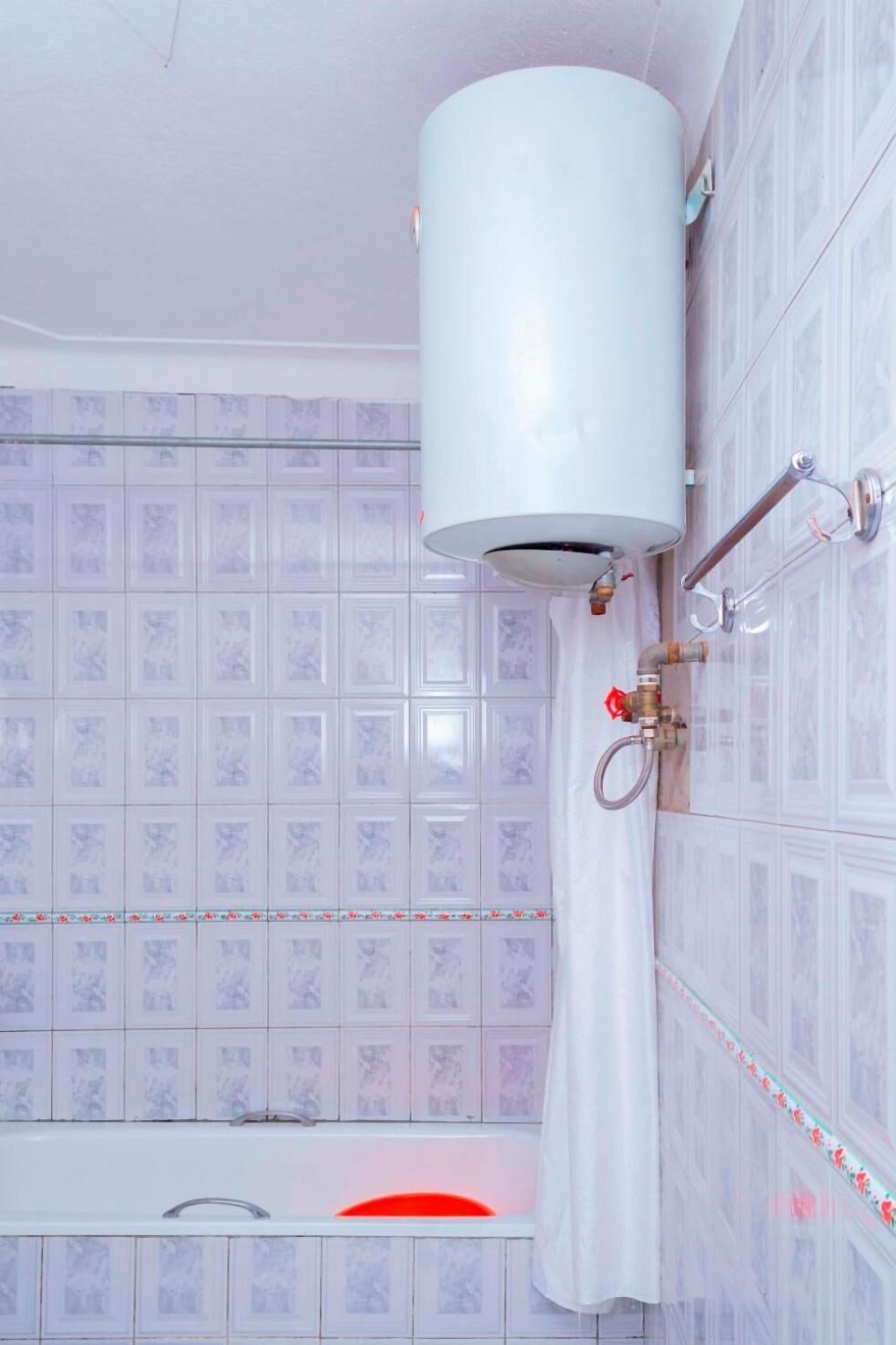 Dusche, kostenlose Toilettenartikel, Hausschuhe, Handtücher