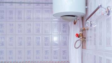Dusche, kostenlose Toilettenartikel, Hausschuhe, Handtücher
