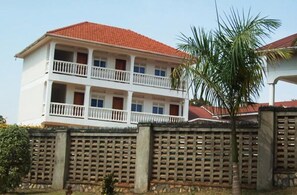 Front of property - Kijungu Hill Hotel (Hoima)