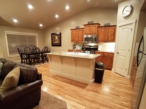 Paramount ~ One Story 3bdrm/2bath home. Pools, close to Parks, Golf,  shopping..