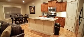 Paramount ~ One Story 3bdrm/2bath home. Pools, close to Parks, Golf,  shopping..