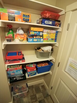 Games room - Paramount ~ One Story 3bdrm/2bath home. Pools, close to Parks, Golf,  shopping.. (Meridian)