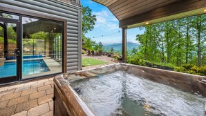 Un espace avec un jacuzzi, une piscine et une vue sur l’extérieur.
