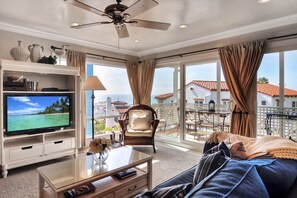 TV, DVD player - Four condos in the same building, just one block from beach & pier (San Clemente)