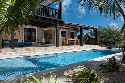 5 Min walk to Baby Beach! - Secluded Villa