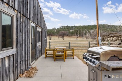 Ubicado al lado del parque estatal Custer 2b2bth