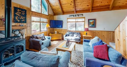 Dog-friendly woodland cabin with large deck & gas fireplace