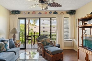 Smart TV, DVD player, books, music library - Sept/ Oct. sale!  $149 per night.  Ocean View ! (Kihei)