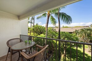 Outdoor dining - More Aloha For Your Money! Sale 159. per night! All Summer thru Sept OCEAN VIEW! (Kihei)
