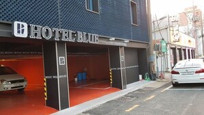 A hotel entrance with a blue facade and a sign reading "HOTEL BLUE". - Blue Hotel (Geoje)