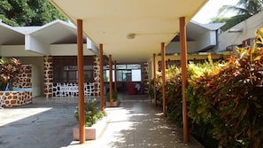 Un espacio al aire libre cubierto con un camino que lleva a la entrada de un edificio.