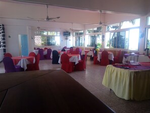 Café da manhã, almoço e jantar; local e internacional 