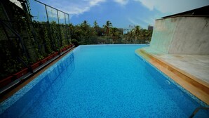 Una piscina cubierta
