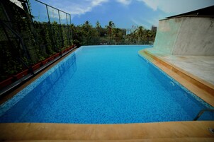 Una piscina cubierta