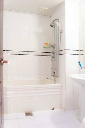 Ondol Room | Bathroom | Combined shower/tub, deep soaking tub, free toiletries, hair dryer