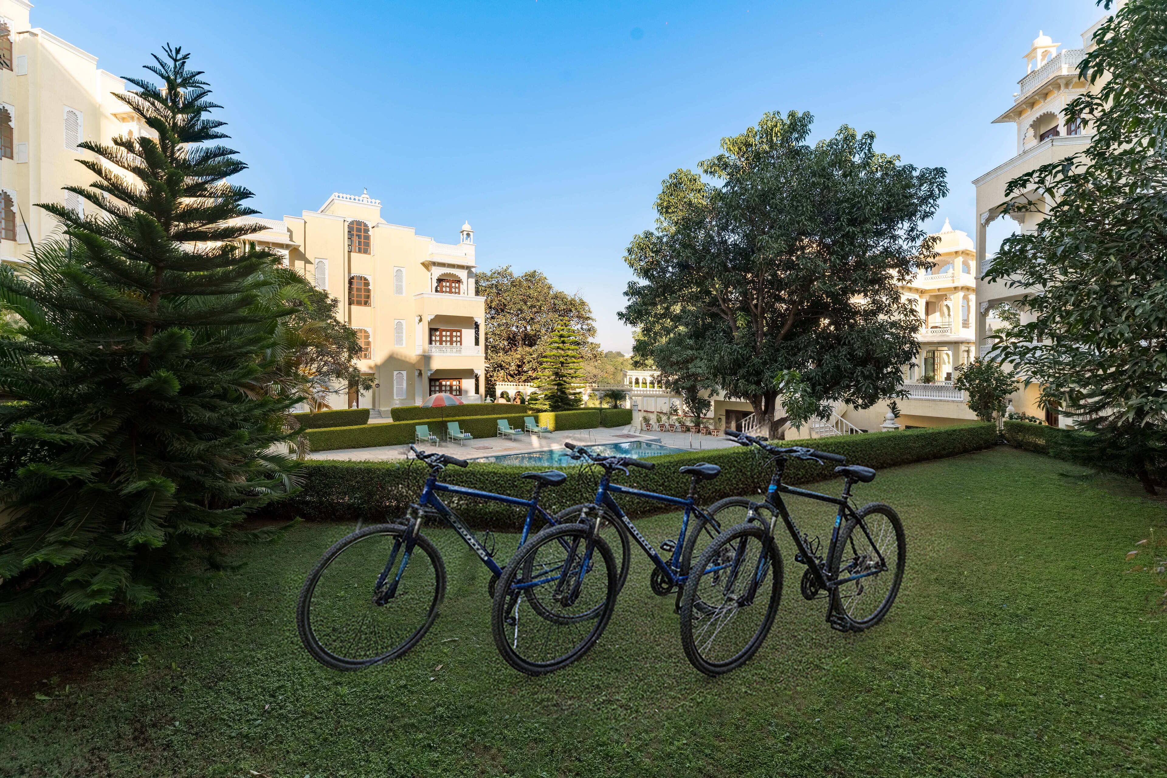 Un patio con piscina, bicicletas y arquitectura tradicional.