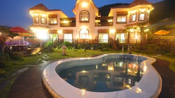 Front of property โ evening/night