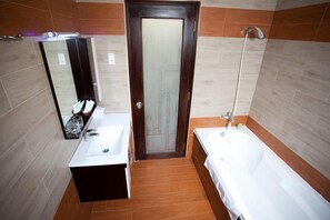 Deluxe Quadruple Room, Bathtub | Bathroom | Shower, free toiletries, towels - Green Suites Hotel (Ho Chi Minh City)