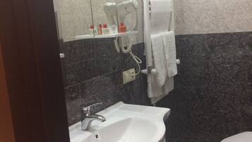 Basic Double or Twin Room, 1 Single Bed, Non Smoking | Bathroom sink