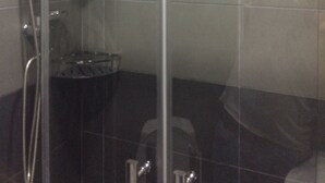Basic Double or Twin Room, 1 Twin Bed, Non Smoking | Bathroom - Vazis Ubani (Tbilisi)