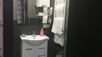 Basic Double or Twin Room, 1 Single Bed, Non Smoking | Bathroom