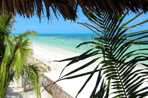 Private beach, white sand, sun loungers, beach towels - Mamamapambo Boutique Hotel (Jambiani)