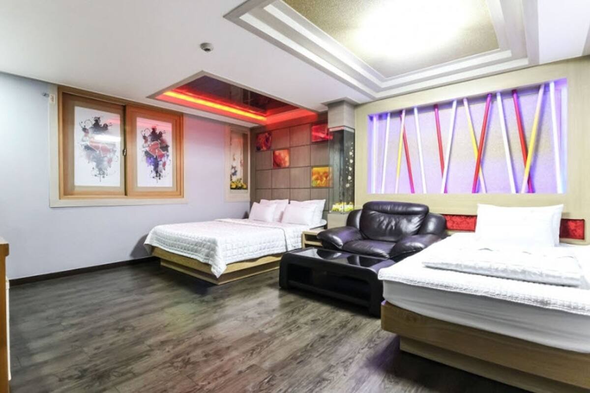 Twin Room | Desk, free WiFi