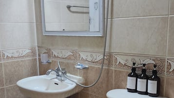 Camera Standard, 1 letto queen | Bagno | Doccia, set di cortesia gratuito, asciugacapelli, pantofole
