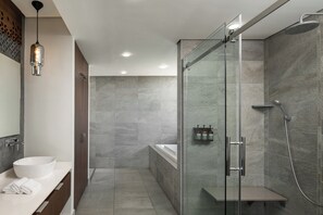 Separate bathtub and shower, rainfall showerhead - Crowne Plaza Dar es Salaam by IHG (Dar es Salaam)