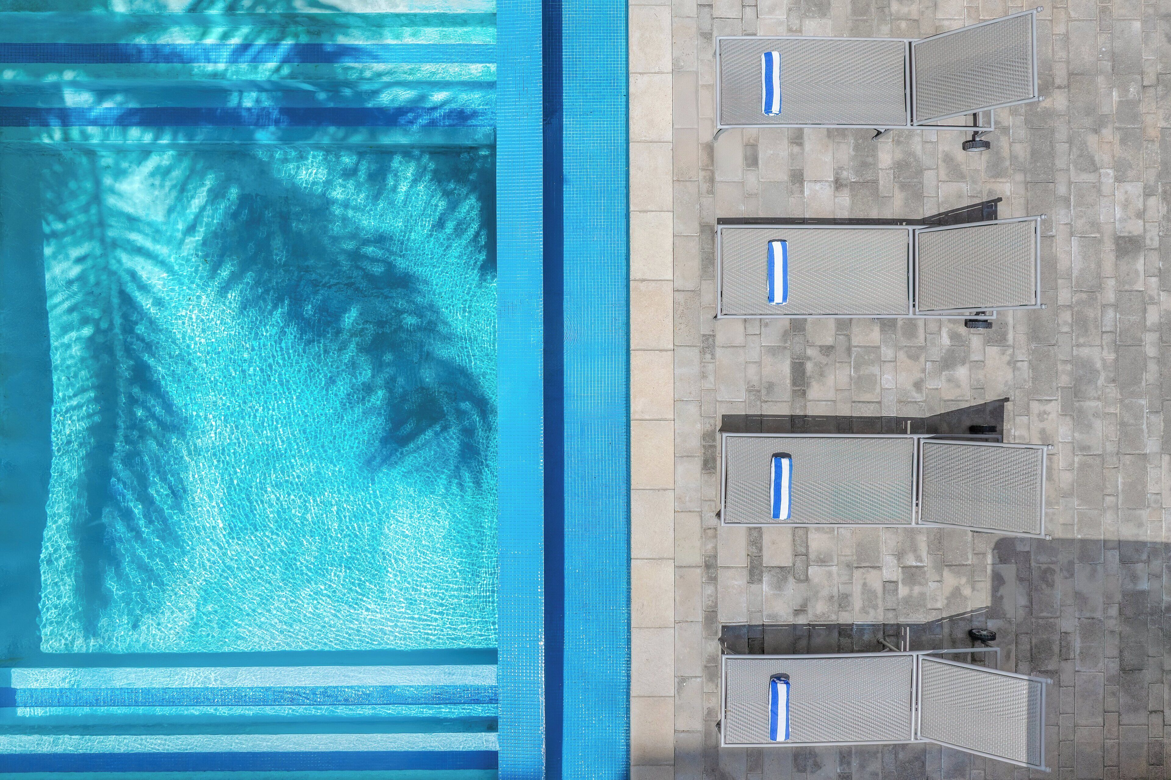 Kolam renang outdoor, dengan payung kolam renang dan kursi berjemur