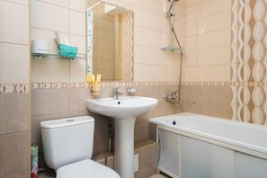 Studio Comfort (Polevaya Street 10) | Kamar mandi | Kombinasi shower/bathtub dan perlengkapan mandi gratis