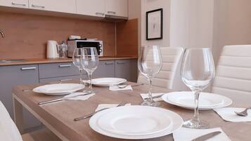 Comfort-Apartment | Eigene Küche | Kühlschrank, Mikrowelle, Herdplatte, Wasserkocher mit Kaffee-/Teezubehör