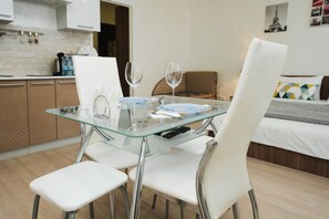 Comfort Studio (Polevaya Street 10) | Living area | 32-inch flat-screen TV with cable channels, TV, toys - Abri Luxe - Near Gorodskaya Esplanada (Perm)