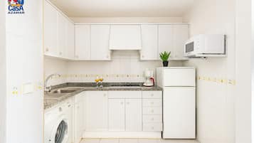 Refrigerador con freezer, microondas, cafetera/tetera