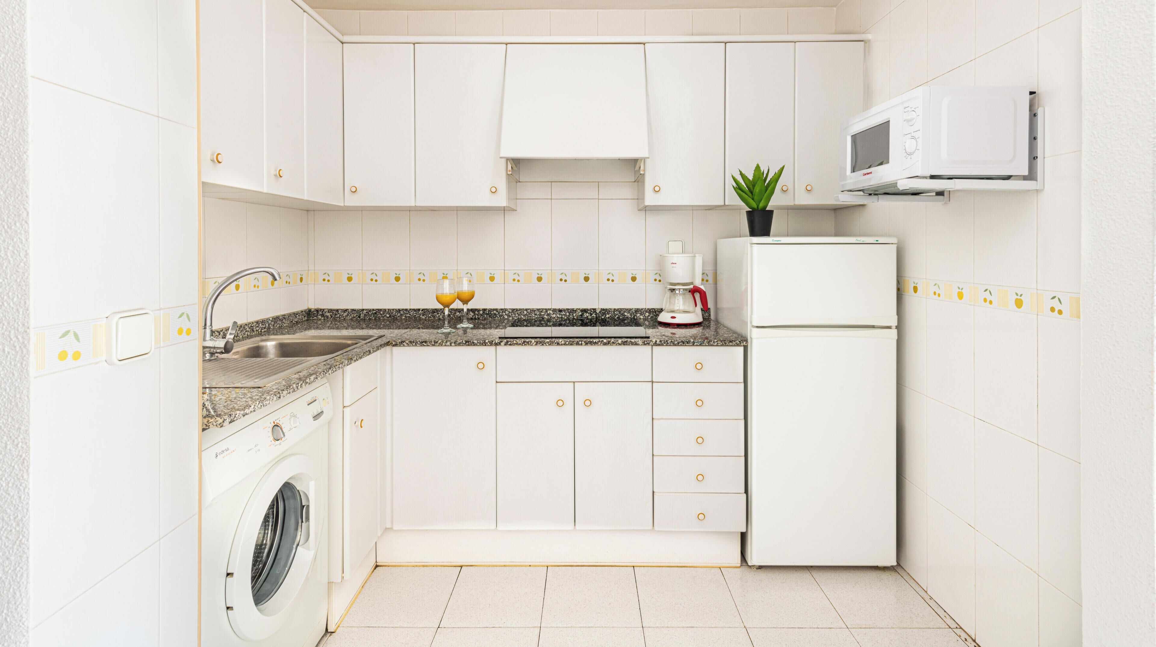 Appartement | Privékeuken | Een koelkast met diepvriezer, een microgolfoven