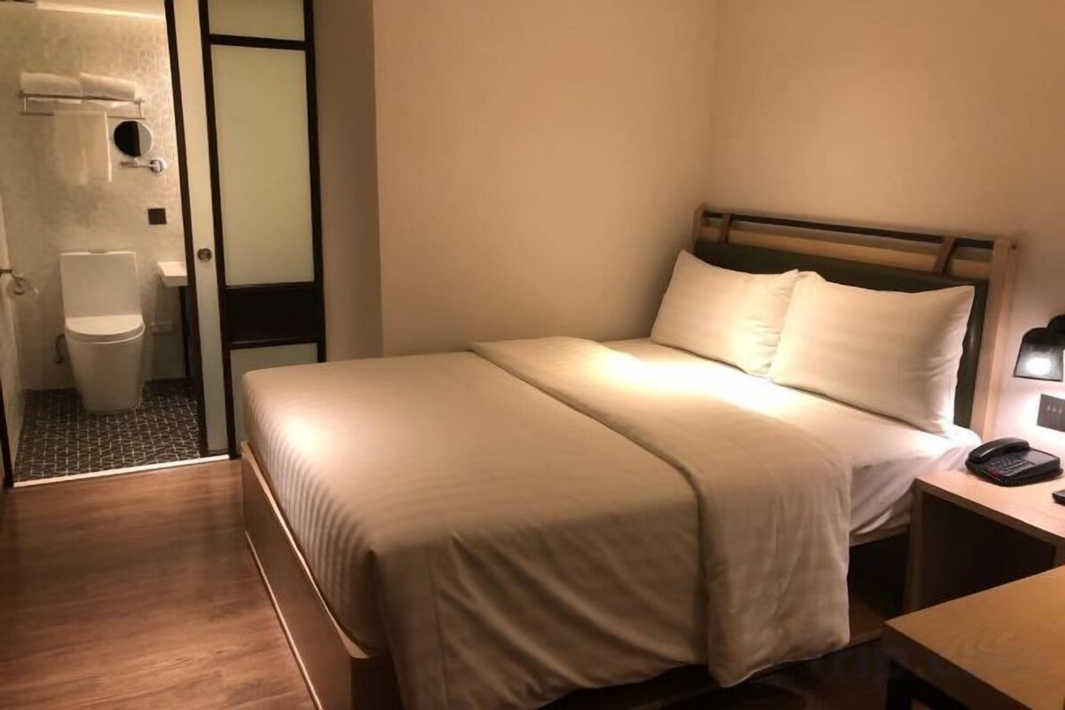 In-room safe, desk, WiFi (free), bed sheets